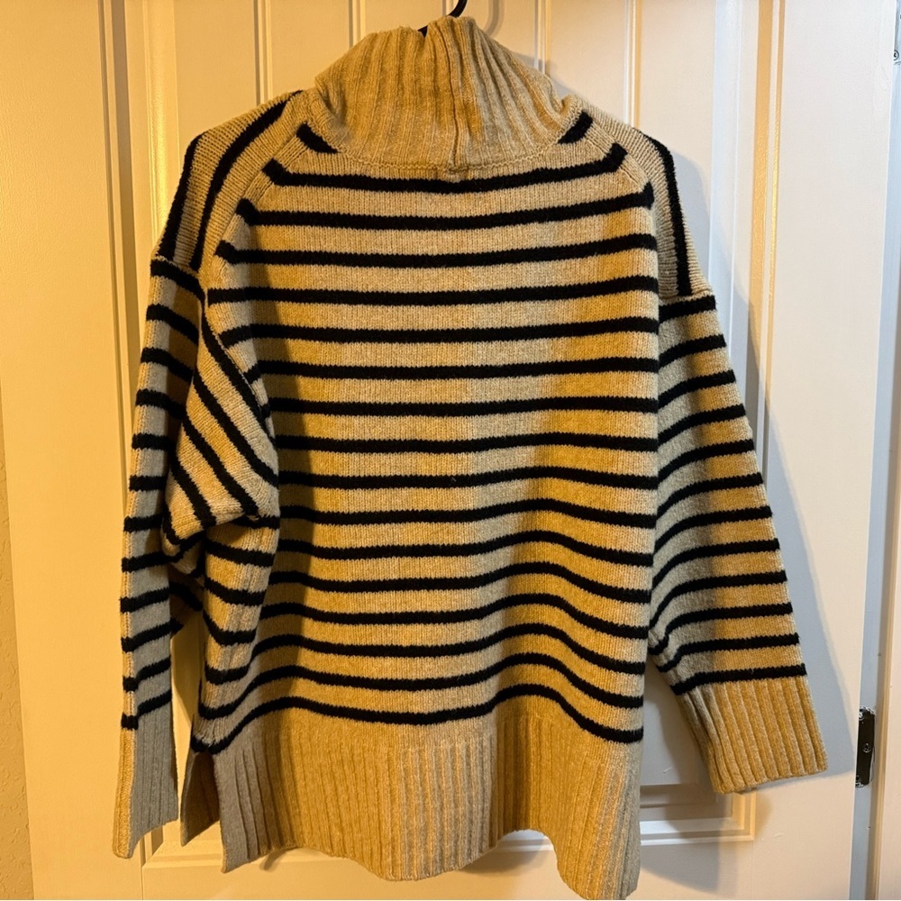 Turtleneck Sweater Cream Black Chunky Knit Size Medium - Picture 3 of 6